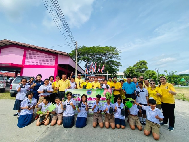 โครงการปลูกต้นไม้เฉลิมพระเกียรติสมเด็จพระนางเจ้าสิริกิติ์ พระบรมราชินีนาถ พระบรมราชชนนีพันปีหลวง ประจำปีงบประมาณ พ.ศ.2567 ในวันที่ 23 สิงหาคม 2567 ณ โรงเรียนวัดเกาะลอยและโรงเรียนบ้านบางหัก อำเภอพนทอง จังหวัดชลบุรี
