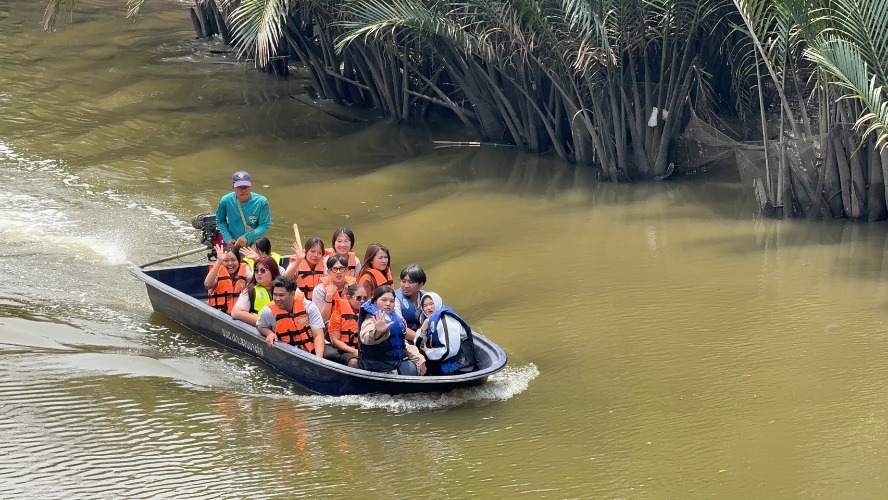 สนับสนุนเรือและเสื้อชูชีพแก่คณะดูงานจากมหาวิทยาลัยราชภัฏลำปาง