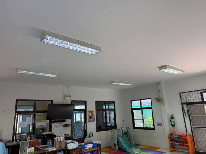 ซ่อมแซมไฟส่องสว่าง หลังเกิดไฟฟ้าลัดวงจรภายในศูนย์พัฒนาเด็กเล็กองค์การบริหารส่วนตำบลเกาะลอย