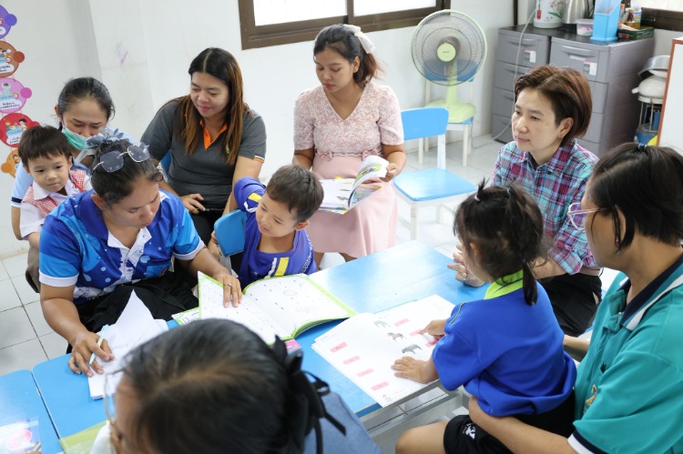 คัดเลือกสื่อการเรียนการสอน วัสดุการศึกษา และเครื่องเล่นพัฒนาการเด็กประถมวัย