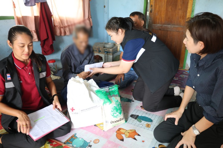 มอบถุงยังชีพและเงินช่วยเหลือ ตามโครงการกาชาด บำบัดทุกข์ บำรุงสุขปวงประชาฯ