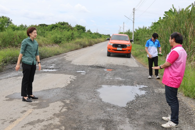 ติดตามความคืบหน้าการซ่อมบำรุงถนนคันคลองชลประทาน พื้นที่หมู่ 6 ต.เกาะลอย