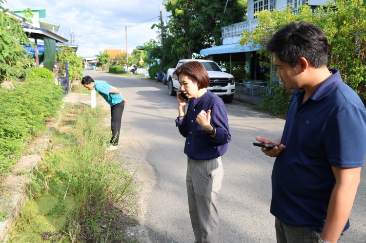 ติดตามผลการแก้ปัญหาน้ำเอ่อล้นท่อระบายน้ำ พื้นที่หมู่ 4 ต.เกาะลอย