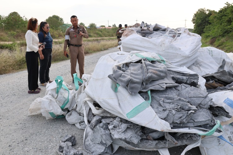 ตรวจสอบกรณีมีผู้ลักลอบทิ้งขยะ บนถนนเลียบคลองชลประทาน หมู่ 3 ต.เกาะลอย 