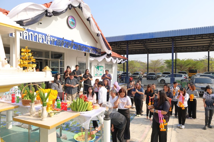 สักการะพระภูมิและสิ่งศักดิ์สิทธิ์ประจำ อบต.เกาะลอยบางหัก